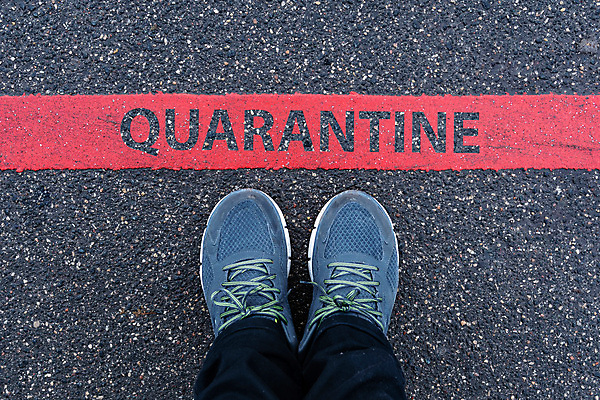 포토 JPG 해외이미지 도로 선 운동화 신발 컨셉 발 거리 바닥 주택 건강 경고 서기 안전 사람 사람없음 야외 빨간색 메시지 바이러스 선택 위험 아스팔트 심볼 사인 질감 예방 전염 고립 그만 방법 소셜 양발 전염병 콘크리트 한계 해외포토 길 컬러 교통시설 모션 건물 신체부위 질병 감염 파일형식 이미지허브