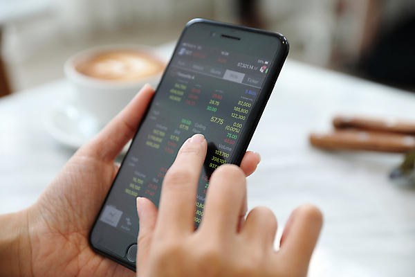 포토 JPG 해외이미지 손 통계 그래프 들기 아웃포커스 신체부위 스마트폰 주식 분석 투자 해외포토 컨셉 비즈니스 모션 촬영기법 사람 금융 핸드폰 스마트기기 파일형식 이미지허브