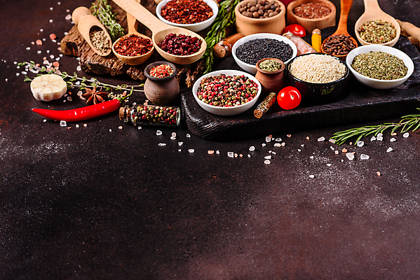 포토 JPG 해외이미지 백그라운드 잎 재료 고추 탁자 파프리카 건조 마늘 요리 씨앗 동양인 사람없음 빨간색 초록색 컬러풀 주방 숟가락 검은색 어둠 양념 조미료 사발 고수 맛 가루 인도인 허브 메뉴 유기농 매움 아로마 소금 향 레시피 후추 카레 생강 바질 로즈메리 시나몬 강황 해외포토 외국인 식물 웰빙 음식 컬러 가구 컨셉 채소 식재료 수저 인종 사기그릇 향신료 향미료 파일형식 이미지허브