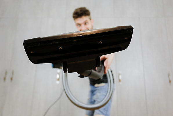 포토 JPG 해외이미지 직업 행복 가구 가사 거실 가정 남편 노동자 아파트 실내 한명 미소 내부 일상 인테리어 기계 청결 방 붓 도움 수리 위생 청소 서비스 싱글 주부 먼지 리빙 청소부 위생관리 정리함 해외포토 1 디자인 감정 생활용품 컨셉 주택 표정 관리 사람 라이프 파일형식 이미지허브