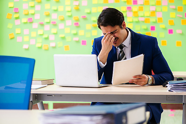 포토 JPG 해외이미지 남자 컨셉 회사 비즈니스 사업가 스트레스 직장 피곤 한명 정장 상반신 성인 노트북 사무실 쪽지 공책 잡기 업무 작업 비즈니스맨 찡그림 좌절 가득함 고민 보고서 포스트잇 문서 바쁨 성인남자한명만 해외포토 직업 1 옷 감정 모션 문구용품 표정 사람 전자제품 메모지 직장인 남자한명만 성인남자만 파일형식 이미지허브