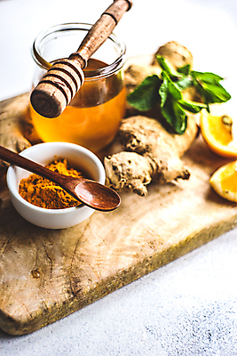 포토 JPG 해외이미지 음료 음식 컨셉 재료 유리 도마 건강 사람없음 목재 약 숟가락 에너지 신선 항아리 사발 바이러스 달콤 맛 민트 유기농 날것 뿌리 꿀 생강 강황 카피스페이스 해외포토 나무 웰빙 채소 식재료 의학 재질 주방용품 수저 공백 도자기 사기그릇 허브 파일형식 이미지허브