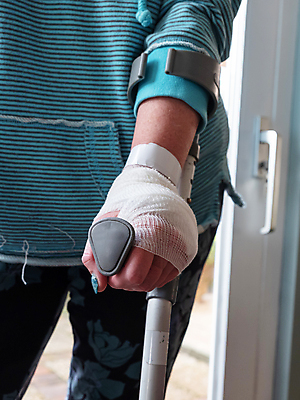 포토 JPG 해외이미지 뼈 건강 관리 사람 사람없음 치료 약 걷기 금속 산책 고통 장비 환자 도움 쌍 몸무게 장애인 사건 묘사 붕대 바둑 고무 장애 골절 깨짐 돌봄 석고 지원 치유 해외포토 감정 컨셉 의학 모션 재질 놀이 휴식 파일형식 이미지허브