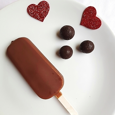 포토 JPG 해외이미지 전통 접시 손 음식 조각 백그라운드 2 탁자 아이스크림 디저트 사람없음 여름 갈색 케이크 초콜릿 빵집 흰색 신선 달콤 맛 설탕 크림 코코아 페스츄리 핸드메이드 해외포토 식기 계절 음료 빵 컬러 가구 컨셉 신체부위 상점 파일형식 이미지허브