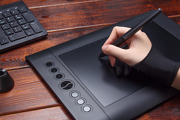 포토 JPG 해외이미지 손 디자인 인터넷 비즈니스 통신 손가락 탁자 직장 창조 미술 사람 사람없음 목재 그래픽 노트북 컴퓨터 사무실 알약 펜 우주 디지털 스크린 검은색 공책 공백 공구 타이핑 키보드 업무 작업 비즈니스맨 그리기 디자이너 스케치 책상 그림 전자 예술가 팔 프리랜서 해외포토 나무 직업 남자 컬러 가구 회사 재료 모션 문화예술 문구용품 신체부위 전자제품 필기구 약 도구 직장인 파일형식 이미지허브