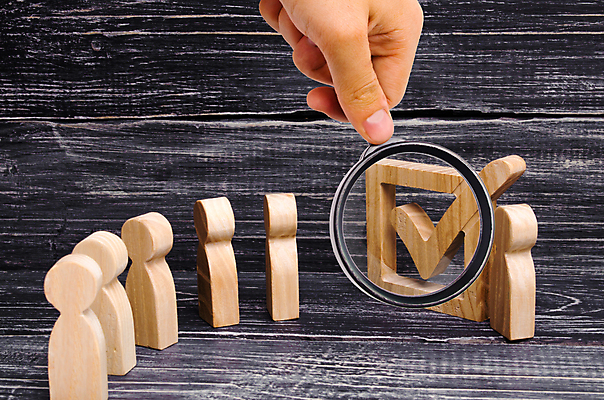 포토 JPG 해외이미지 손 돋보기 실내 들기 신체부위 관찰 말_게임 확대 체크표시 확인 나무배경 해외포토 백그라운드 모션 사람 내부 게임 파일형식 이미지허브