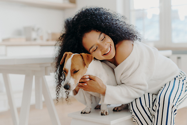 포토 JPG 해외이미지 헤어스타일 여자 행복 포옹 아침 휴식 주택 실내 사랑 한명 사람 앉기 상반신 옆모습 반려동물 눈감음 기댐 개 성인여자한명만 해외포토 주간 동물 1 감정 뷰포인트 컨셉 포유류 안기 모션 내부 건물 여자한명만 성인여자만 파일형식 이미지허브