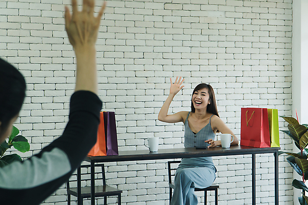 포토 JPG 해외이미지 라이프스타일 여자 행복 2 통신 탁자 휴가 휴식 주택 함께함 실내 대화 미소 웃음 사람 앉기 동양인 성인 두명 컵 여름 30대 친구 노트북 쇼핑 유행 상점 식당 우정 카페 인사 단절 채팅 해외포토 식기 계절 감정 가구 컨셉 관계 모션 표정 말하기 인종 내부 건물 생활 장년 전자제품 예절 파일형식 이미지허브