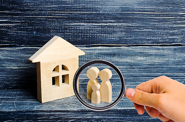 포토 JPG 해외이미지 손 돋보기 사람모양 함께함 들기 목재 신체부위 피규어 말_게임 확대 집모양 나무배경 해외포토 모양 나무 백그라운드 컨셉 재료 모션 사람 미니어처 게임 파일형식 이미지허브