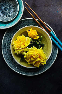 포토 JPG 해외이미지 식기 접시 젓가락 검은배경 사람없음 하이앵글 장미 쌓기 해외포토 꽃 뷰포인트 백그라운드 모션 수저 검은색 파일형식 이미지허브