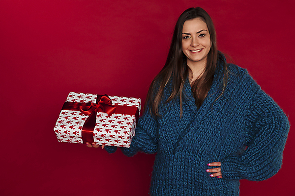 포토 JPG 해외이미지 백인 모델 1 손 옷 계절 여자 행복 리본 종이 얼굴 백그라운드 컨셉 크리스마스 겨울 휴가 새로움 갈색머리 선물 한명 미소 사람 성인 빨간색 쇼핑 상자 뷰티 놀람 축하 표현 저녁 스웨터 주기 획득 고립 카피스페이스 해외포토 서양인 헤어스타일 기념일 감정 컬러 상의 모션 표정 신체부위 공백 야간 파일형식 이미지허브