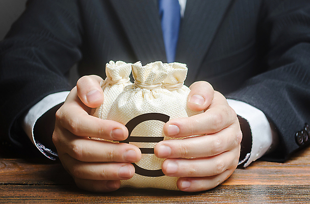 포토 JPG 해외이미지 남자 돈 한명 상반신 성인 앞모습 금융 경제 거래 유로 잡기 비즈니스맨 돈자루 재산 보호 수입 성인남자한명만 해외포토 1 뷰포인트 컨셉 비즈니스 모션 사람 직장인 남자한명만 성인남자만 파일형식 이미지허브