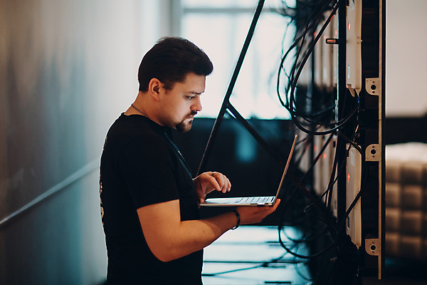 포토 JPG 해외이미지 통신 한명 컴퓨터 공책 전선 업무 프로그래밍 해외포토 1 문구용품 사람 전자제품 작업 개발 파일형식 이미지허브