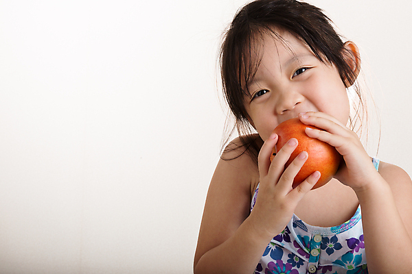 포토 JPG 해외이미지 여자 행복 어린이 음식 백그라운드 과일 한명 동양인 흰색 신선 잡기 달콤 사과 유기농 해외포토 1 웰빙 감정 컬러 모션 사람 인종 맛 파일형식 이미지허브