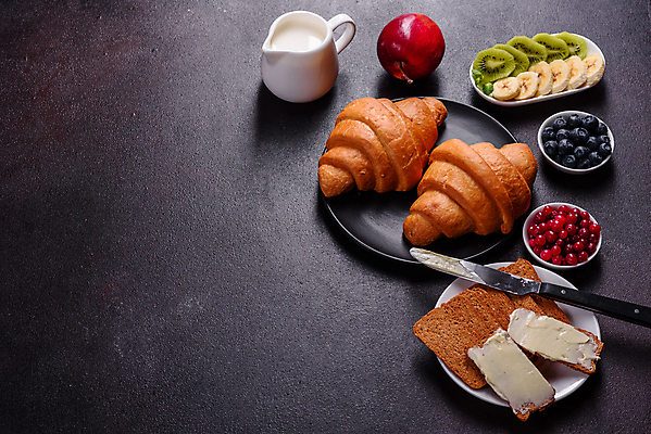 포토 JPG 해외이미지 접시 검은배경 바나나 실내 키위 사람없음 크래커 사과 크루아상 크림 블루베리 고소한맛 페스츄리 해외포토 식기 빵 백그라운드 과일 내부 쿠키 검은색 맛 파일형식 이미지허브