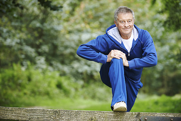 포토 JPG 해외이미지 백인 응시 남자 행복 스포츠 건강 한명 미소 사람 가로 운동복 시골 60대 은퇴 삼림지대 카피스페이스 해외포토 서양인 1 시선 옷 노년 감정 표정 공백 숲 파일형식 이미지허브