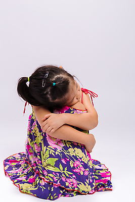 포토 JPG 해외이미지 응시 여자 감정 얼굴 어린이 백그라운드 한명 동양인 슬픔 흰색 표현 버리기 혼자 해외포토 1 시선 컬러 모션 사람 인종 신체부위 파일형식 이미지허브