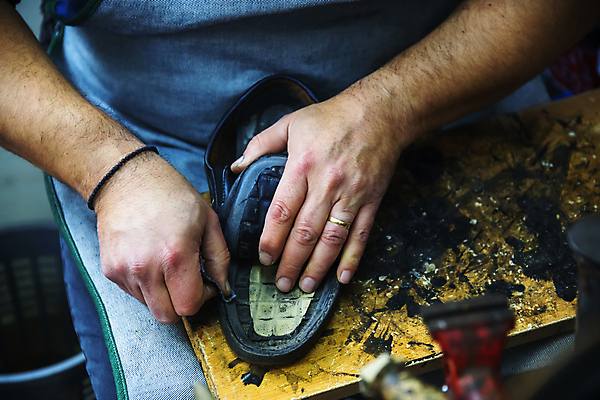 포토 JPG 해외이미지 직업 전통 산업 신발 비즈니스 노동자 기술 부츠 창조 앉기 사람없음 공구 잡기 작업 작업실 수리 제조 60대 가죽 서비스 준비 만들기 작업도구 수공예 솜씨 조작 핸드메이드 혼혈 해외포토 노년 모션 도구 공예 다문화 파일형식 이미지허브