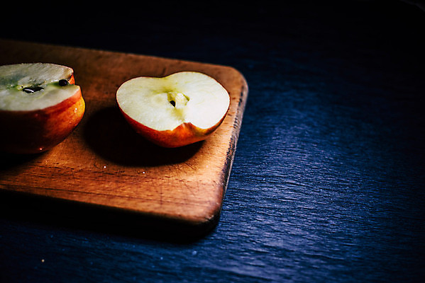 포토 JPG 해외이미지 과일 단면 실내 사람없음 어둠 사과 나무도마 남색배경 해외포토 백그라운드 도마 내부 목재 남색 파일형식 이미지허브