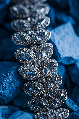 포토 JPG 해외이미지 장신구 팔찌 실내 사람없음 조약돌 화려 우아함 보석 파란배경 다이아몬드 해외포토 백그라운드 컨셉 내부 파란색 돌_바위 광석 파일형식 이미지허브