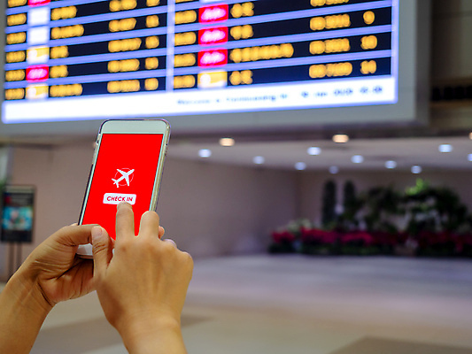 포토 JPG 해외이미지 손 응시 여행 컨셉 비즈니스 손가락 교통시설 모바일 휴가 비행기 관리 사람없음 빨간색 빛 스마트폰 핸드폰 스크린 모니터 터치 정보 흰색 시간 공항 도착 확인 출발 지역 승객 보여주기 편리함 쉬운 체크인 터미널 해외포토 시선 컬러 교통 항공교통 모션 대중교통 신체부위 전자제품 스마트기기 컴퓨터 시설 파일형식 이미지허브