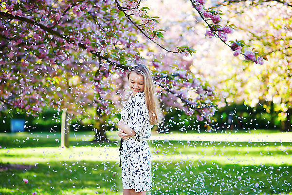 포토 JPG 해외이미지 나무 백인 긴머리 계절 공원 여자 꽃잎 꽃 행복 유럽 자연 한명 사람 성인 야외 금발 햇빛 정원 봄 벚꽃 흰색 시골 개화 체리 긍정 꽃가루 내추럴 알레르기 해외포토 서양인 식물 1 헤어스타일 공공시설 감정 나라 컬러 컨셉 과일 태양 질병 가루 생태계 파일형식 이미지허브