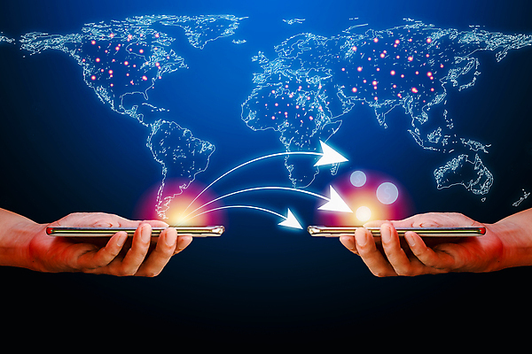 포토 JPG 해외이미지 라이프스타일 돈 사람 사람없음 스마트폰 글로벌 동전 잡기 고객 서비스 가상화폐 해외포토 모션 생활 핸드폰 스마트기기 재산 파일형식 이미지허브