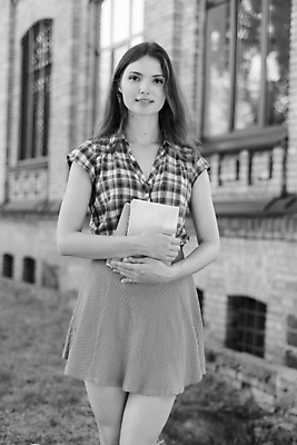 포토 JPG 해외이미지 백인 학생 라이프스타일 응시 드레스 여자 교육 셔츠 학교 한명 사람 10대 책 빨간색 스터디 치마 뷰티 유행 검은색 공책 흰색 잡기 우아함 대학교 체크무늬 우크라이나 스타일 해외포토 서양인 1 시선 옷 유럽 컬러 컨셉 상의 무늬 모션 청소년 하의 문구용품 생활 학습 파일형식 이미지허브