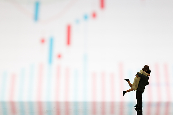 포토 JPG 해외이미지 모델 직업 커플 남자 백그라운드 컨셉 비즈니스 사업가 통신 성공 그래프 악수 서기 사람 정장 사람없음 금융 숫자 자료 공연 미니어처 흰색 업무 비즈니스맨 발표 분석 해외포토 문자 옷 컬러 관계 모션 손짓 이벤트 경제 모형 작업 직장인 파일형식 이미지허브