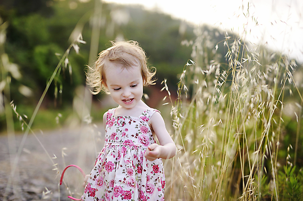 포토 JPG 해외이미지 백인 드레스 꽃 딸 행복 얼굴 어린이 꽃무늬 밭 자연 한명 웃음 야외 초록색 금발 태양 노란색 일몰 기쁨 아기 황금 달콤 작음 걸음마 결백 천진난만 해외포토 자연요소 서양인 식물 1 헤어스타일 옷 감정 컬러 컨셉 무늬 농업 가족 모션 표정 사람 신체부위 노을 맛 크기 생태계 파일형식 이미지허브