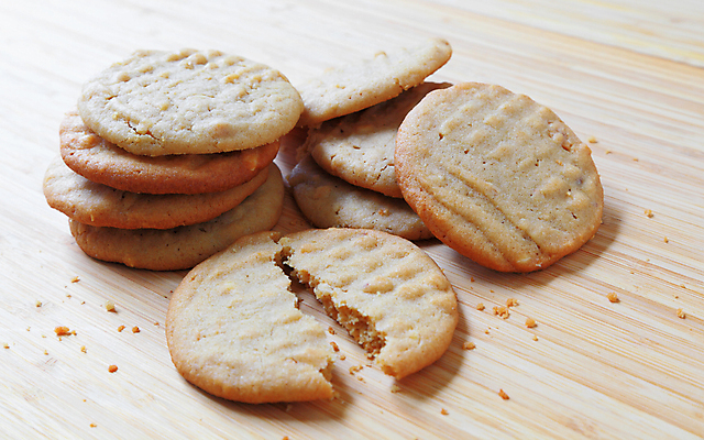 포토 JPG 해외이미지 음식 탁자 디저트 요리 사람없음 목재 가로 햇빛 갈색 쌓기 쿠키 과자 대접 원형 닫기 달콤 맛 폐기물 레시피 충동구매 부스러기 탄수화물 해로움 핸드메이드 해외포토 도형 나무 컬러 가구 컨셉 재료 모션 쇼핑 태양 쓰레기 과소비 파일형식 이미지허브