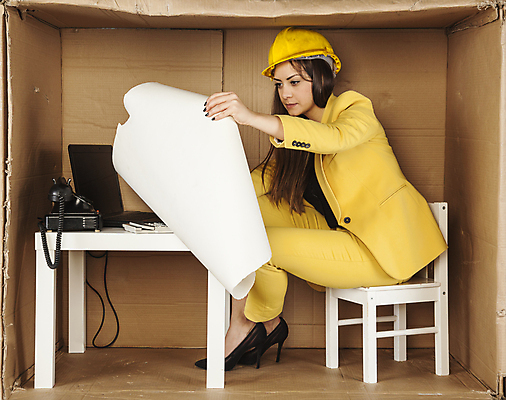 포토 JPG 해외이미지 전신 백인 여자 의자 탁자 한명 앉기 성인 옆모습 상자 사무실 업무 비즈니스우먼 전화기 갇힘 답답함 성인여자한명만 해외포토 서양인 1 뷰포인트 가구 비즈니스 모션 사람 작업 직장인 감각 여자한명만 성인여자만 파일형식 이미지허브