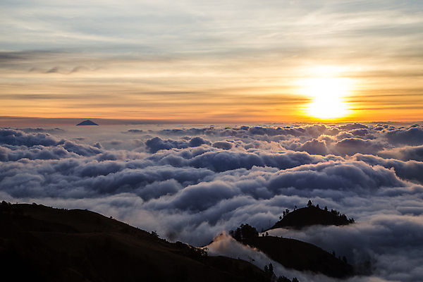 포토 JPG 해외이미지 공원 아시아 섬 여행 자연 하늘 아침 산 파노라마 사람없음 야외 뷰티 일몰 트래킹 하이킹 정상 저녁 언덕 화산 발리 인도네시아 내추럴 전국 절정 수평선 해외포토 주간 공공시설 나라 레저 촬영기법 노을 야간 생태계 파일형식 이미지허브