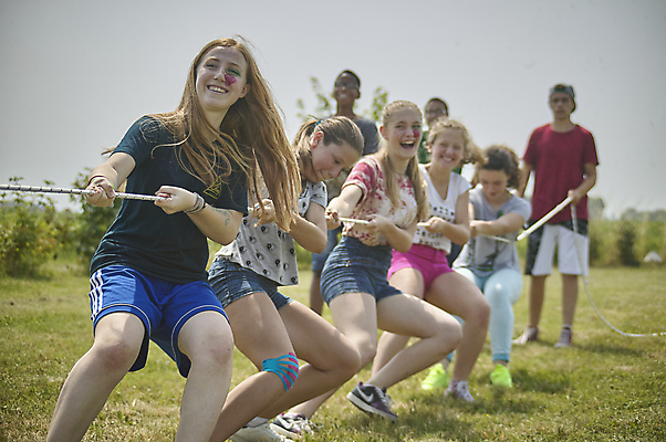포토 JPG 해외이미지 백인 공원 남자 행복 어린이 밧줄 스포츠 자연 놀이 함께함 사람 소년 사람없음 야외 친구 힘 경쟁 우정 기쁨 게임 그룹 당기기 전쟁 노력 해외포토 서양인 공공시설 감정 줄 컨셉 관계 모션 생태계 파일형식 이미지허브