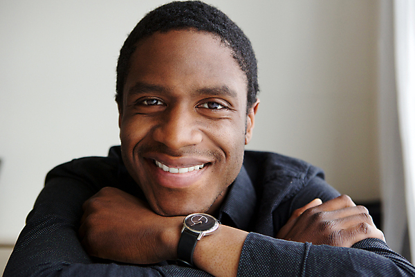 포토 JPG 해외이미지 모델 1 라이프스타일 응시 남자 행복 얼굴 백그라운드 휴식 한명 사람 성인 유행 검은색 표현 자신감 시원함 긍정 진짜 스타일 해외포토 시선 감정 컬러 컨셉 생활 신체부위 파일형식 이미지허브