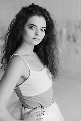 포토 JPG 해외이미지 백인 여자 허리손 흑백 실내 한명 사람 상반신 성인 옆모습 뷰티 우아함 발레 발레리나 발레복 성인여자한명만 해외포토 서양인 1 옷 뷰포인트 포즈 컨셉 촬영기법 내부 춤 여자한명만 성인여자만 파일형식 이미지허브