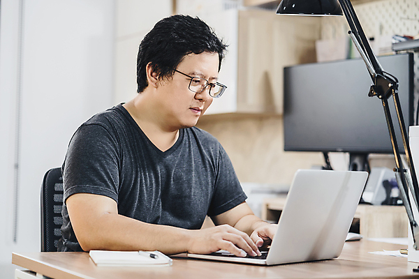 포토 JPG 해외이미지 직업 학생 교육 남자 이어폰 비즈니스 통신 노동자 주택 직장 실내 한명 사람 동양인 노트북 스터디 소파 사무실 모니터 헤드폰 듣기 금지 업무 비즈니스맨 발표 질병 커피잔 소셜 심각 온라인강의 프리랜서 카피스페이스 해외포토 1 커피 음향기기 컨셉 의자 회사 의학 모션 잔 인종 내부 건물 전자제품 학습 컴퓨터 공백 작업 직장인 강의 파일형식 언택트 이미지허브