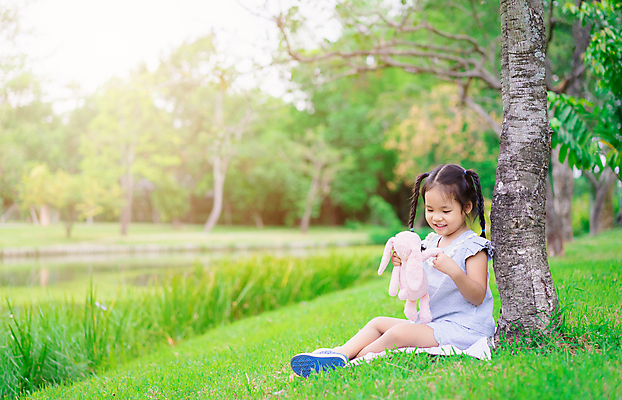 포토 JPG 해외이미지 나무 1 공원 여자 딸 행복 얼굴 어린이 인형 장난 포옹 자연 놀이 사랑 한명 사람 동양인 야외 장난감 햇빛 뷰티 정원 기쁨 흰색 걸음마 돌봄 해외포토 식물 공공시설 감정 컬러 가족 안기 모션 인종 신체부위 태양 생태계 파일형식 이미지허브