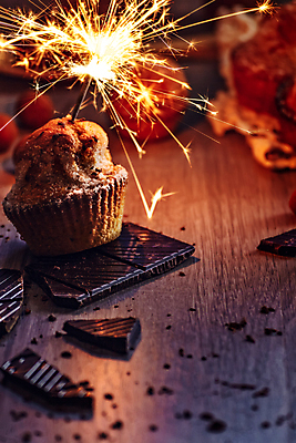 포토 JPG 해외이미지 할머니 음식 조각 백그라운드 잎 재료 불 불꽃 서기 사람없음 장식 초록색 갈색 케이크 초콜릿 검은색 어둠 우유 수확 축하 신선 생일 달콤 맛 아침식사 설탕 컵케이크 굽기 먹기 배고픔 크림 묘사 칼로리 부스러기 페스츄리 핸드메이드 개조 해외포토 자연요소 식물 여자 기념일 노년 빵 컬러 컨셉 농업 모션 디저트 유제품 식사 구이 파일형식 이미지허브