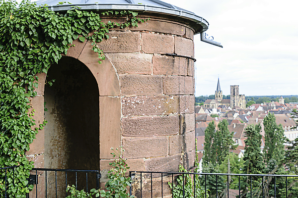 포토 JPG 해외이미지 동물 야생동물 분홍색 자연 조류 하늘 호텔 동양인 성인 사람없음 야외 건물 파란색 마을 탑 검은색 봄 프랑스 흰색 둥지 보호 심볼 깃털 부리 흐림 동물상 황새 해외포토 건축물 계절 유럽 컬러 컨셉 숙소 날씨 사람 인종 조형물 생태계 파일형식 이미지허브