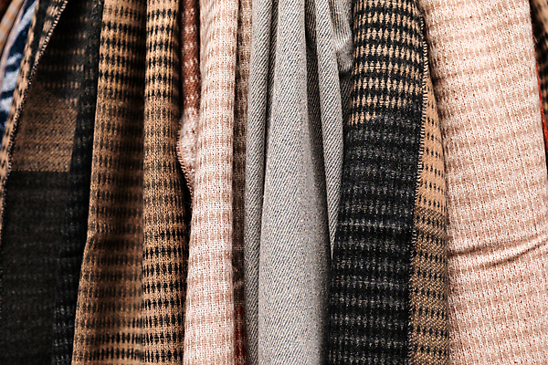 포토 JPG 해외이미지 디자인 옷 사람없음 장식 갈색 유행 목도리 줄무늬 회색 수확 직물 면 상품 실크 질감 밟기 짜기 핸드메이드 스타일 해외포토 잡화 컬러 무늬 농업 모션 파일형식 이미지허브