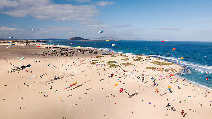 포토 JPG 해외이미지 모래 파도 바다 여행 자연 하늘 바람 날씨 휴가 사람 이벤트 사람없음 야외 물 여름 파란색 관광지 컬러풀 맑음 축제 뜨거움 스페인 11월 모래언덕 연 기회 쇼 땅바닥 해외포토 자연요소 계절 유럽 컬러 바닥 놀이용품 날짜 언덕 생태계 파일형식 이미지허브