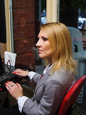 포토 JPG 해외이미지 백인 라이프스타일 응시 여자 행복 커피 인터넷 비즈니스 탁자 한명 사람 앉기 정장 성인 빨간색 노트북 스마트폰 컴퓨터 사무실 상점 식당 공책 카페 업무 작업 비즈니스우먼 휴게실 뉴스 손톱 단절 해외포토 서양인 1 손 시선 옷 감정 음료 컬러 가구 모션 문구용품 생활 전자제품 핸드폰 스마트기기 직장인 파일형식 이미지허브