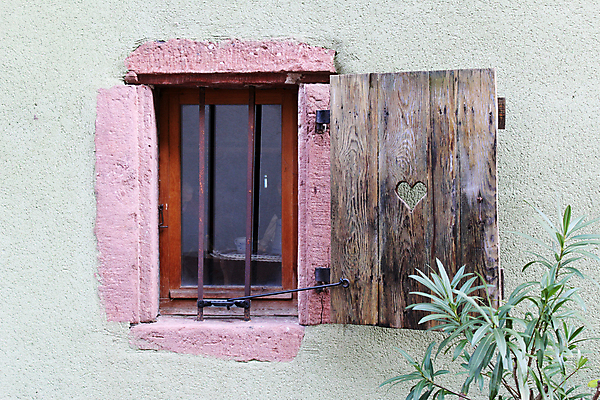 포토 JPG 해외이미지 1 외관 벽 건축양식 창문 사람없음 건물 목재 갈색 문 시골 바 철 묘사 보안 정사각형 셔터 쇠창살 해외포토 도형 나무 건축물 건축 컬러 재료 안전 파일형식 이미지허브