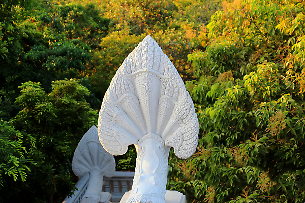 포토 JPG 해외이미지 전통 아시아 종교 문화 여행 불교 건축양식 하늘 미술 동양인 성인 사람없음 야외 건물 조각상 여행객 평화 믿음 탑 화목 고요 기도 사찰 센터 역사 황금 공예 캄보디아 신성 천연기념물 사리탑 순례 숭배 옛날 해외포토 건축물 건축 감정 나라 컨셉 종교건축 문화예술 사람 인종 취미 조형물 파일형식 이미지허브