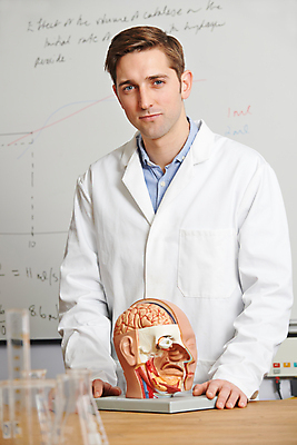 포토 JPG 해외이미지 백인 교육 남자 과학 해부 교실 학교 탁자 수업 실내 고등학교 실험 한명 사람 건물 신체부위 세로 교사 실험복 실험실 뇌 생물학 가정교사 해외포토 서양인 직업 1 건축물 가구 의학 내부 가운 파일형식 이미지허브