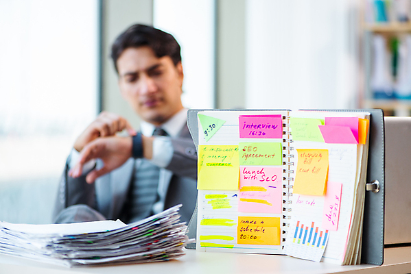 포토 JPG 해외이미지 응시 남자 컨셉 회사 비즈니스 창문 직장 한명 들기 정장 상반신 성인 아웃포커스 사무실 다이어리 쪽지 공책 업무 작업 비즈니스맨 가득함 손목시계 포스트잇 바쁨 서류더미 성인남자한명만 해외포토 1 시선 옷 시계 장신구 모션 문구용품 촬영기법 사람 사무용품 메모지 직장인 문서 남자한명만 성인남자만 파일형식 더미 이미지허브