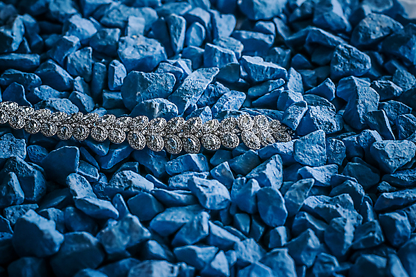 포토 JPG 해외이미지 장신구 팔찌 실내 사람없음 조약돌 화려 우아함 보석 파란배경 다이아몬드 해외포토 백그라운드 컨셉 내부 파란색 돌_바위 광석 파일형식 이미지허브