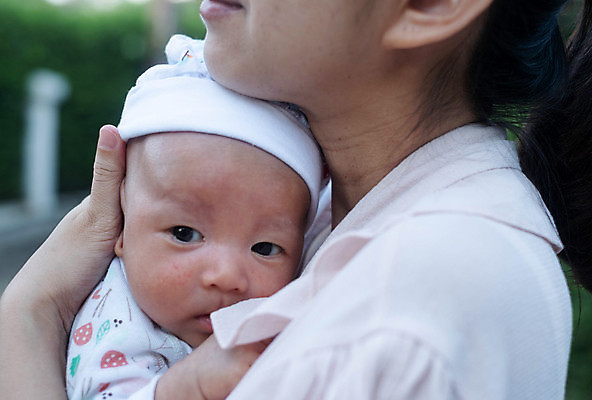 포토 JPG 해외이미지 라이프스타일 여자 딸 행복 어린이 가족 자연 놀이 엄마 건강 사랑 사람 동양인 소년 야외 두명 초록색 부모 정원 아기 신생아 잡기 돌봄 뒤뜰 해외포토 남자 감정 컬러 관계 모션 인종 생활 생태계 파일형식 이미지허브