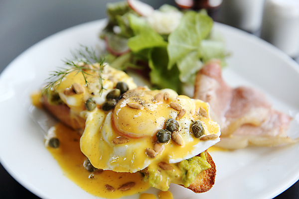 포토 JPG 해외이미지 접시 실내 사람없음 샐러드 아침식사 베이컨 미국음식 수란 에그베네딕트 해외포토 식기 음식 서양음식 샌드위치 돼지고기 내부 식사 파일형식 이미지허브